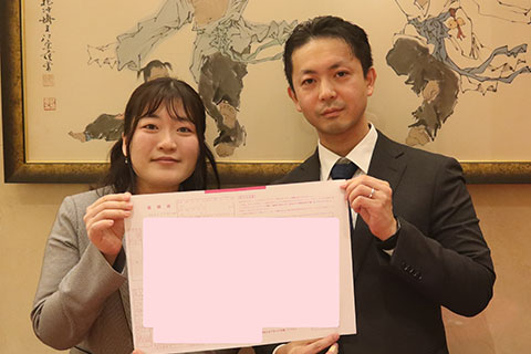 並んで歩くカップル